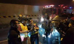 滬昆高速懷化段隧道發生貨車追尾起火，滯留人員依據隧道應急疏散燈具安全疏散